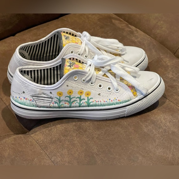 Unique Hand Designed Bee Spring Garden Theme Canvas Shoes Womens Size 10 - Picture 1 of 4